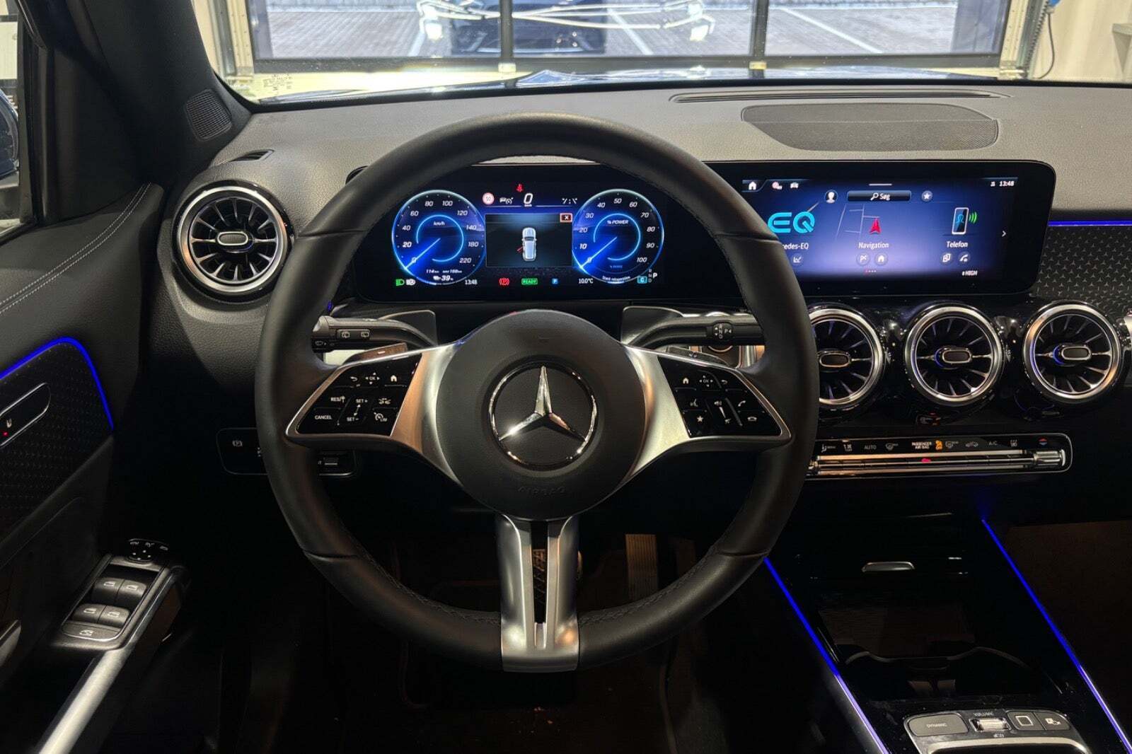 Blå Mercedes EQB300 fra 2025