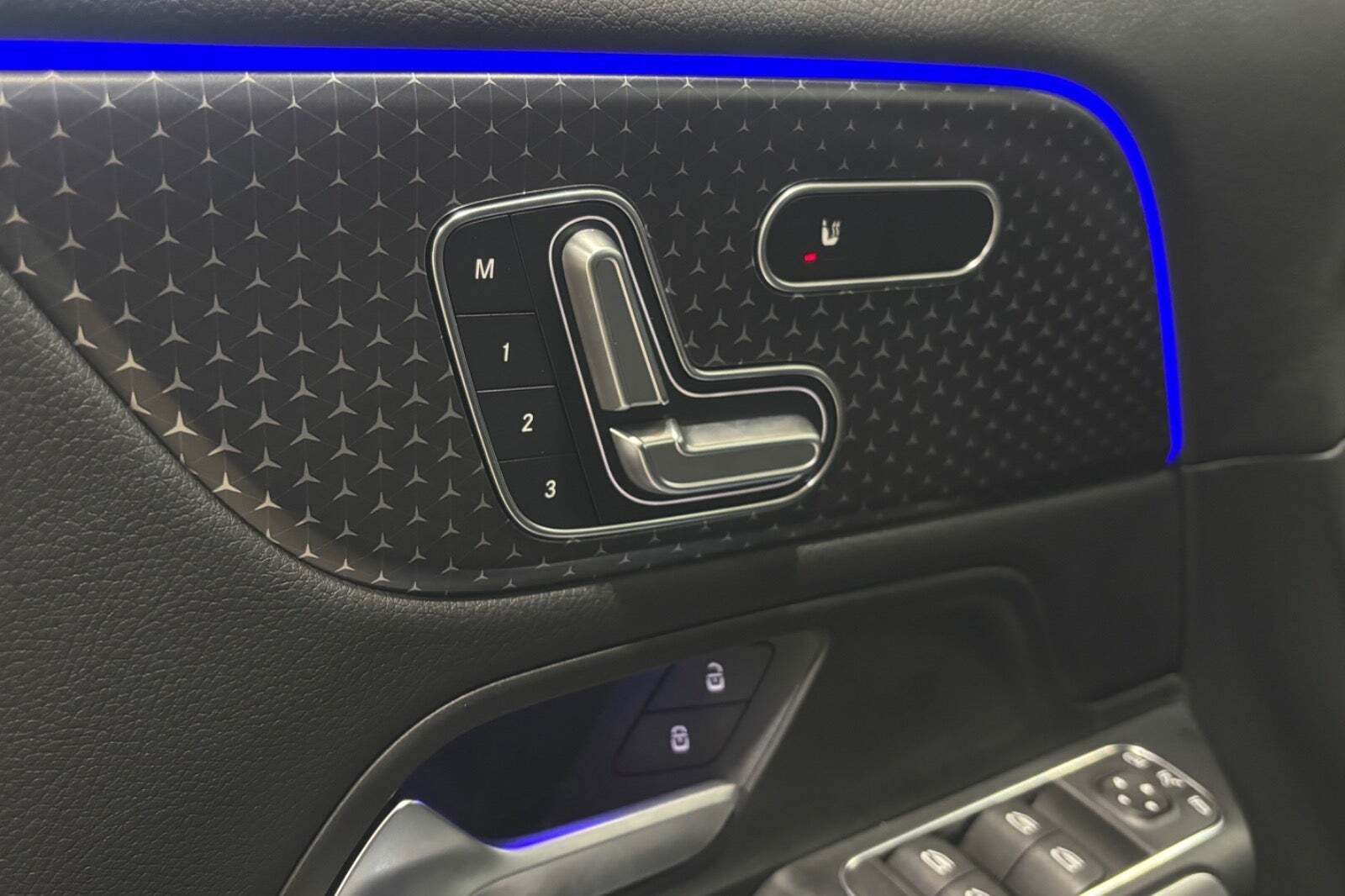 Blå Mercedes EQA300 fra 2025