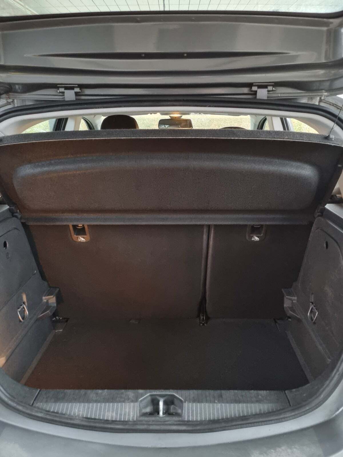 Grå Opel Corsa fra 2016