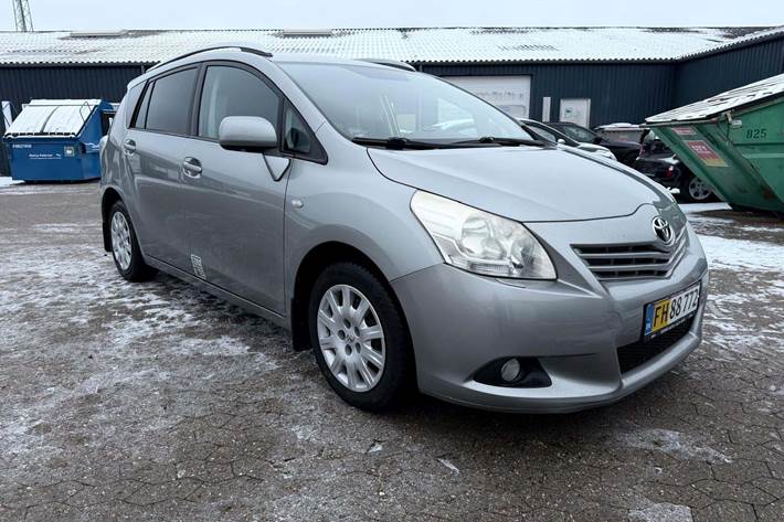 undefined Toyota Sportsvan fra 2011 set udefra