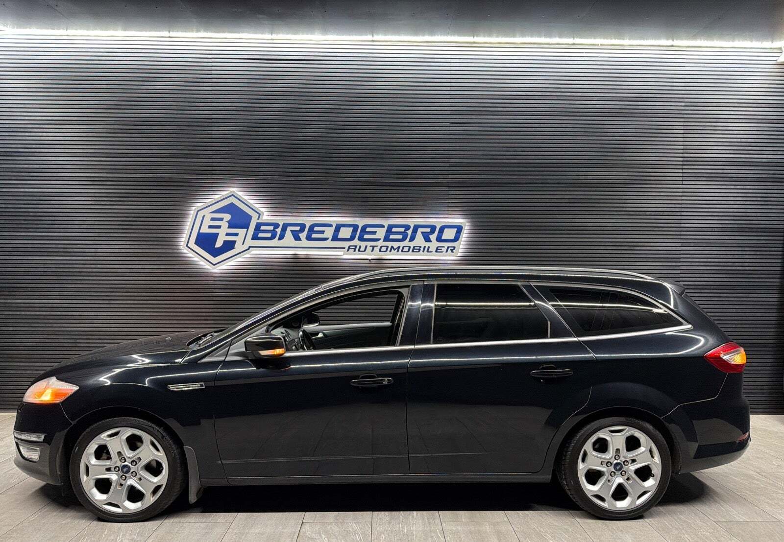 Sort Ford Mondeo fra 2013