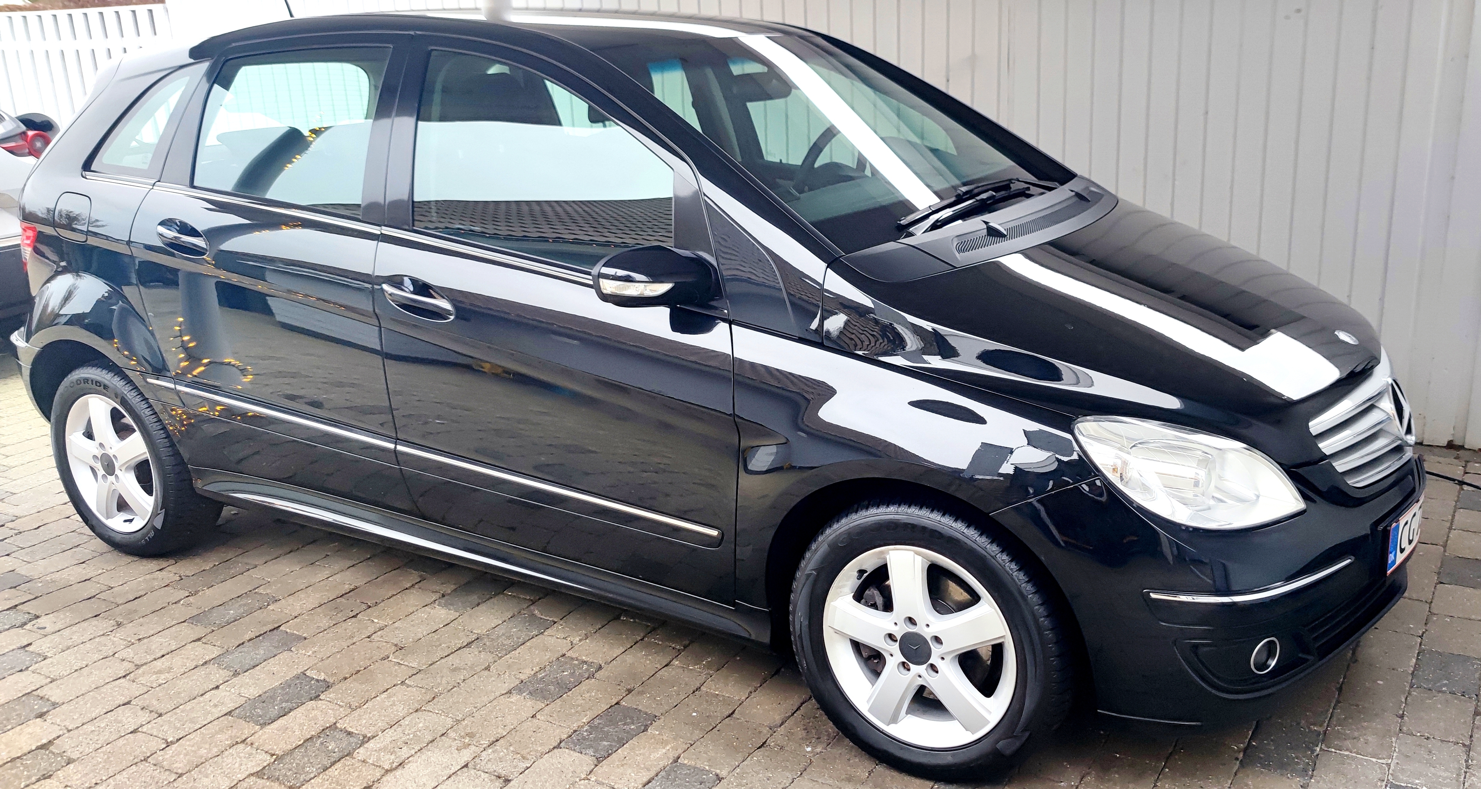 Sort Mercedes B200 fra 2008