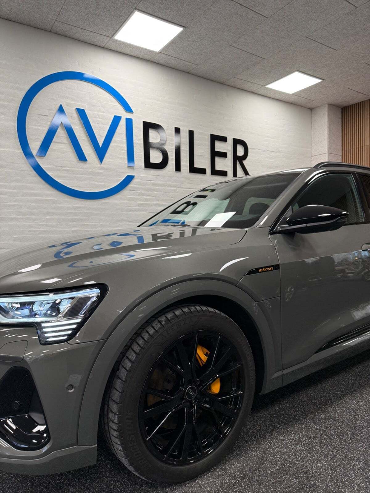 Grå Audi e-tron fra 2023