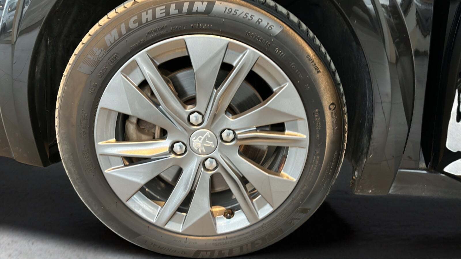 Sort Peugeot e-208 fra 2022