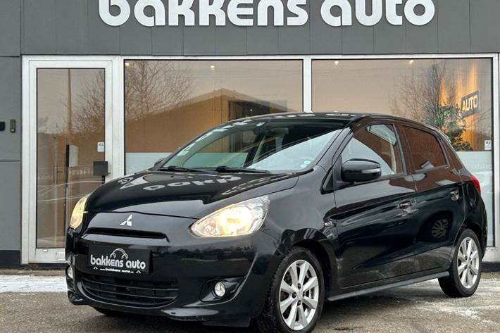 Sort Mitsubishi Space Star fra 2016 set udefra