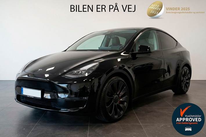 Sort Tesla Model Y fra 2024 set udefra