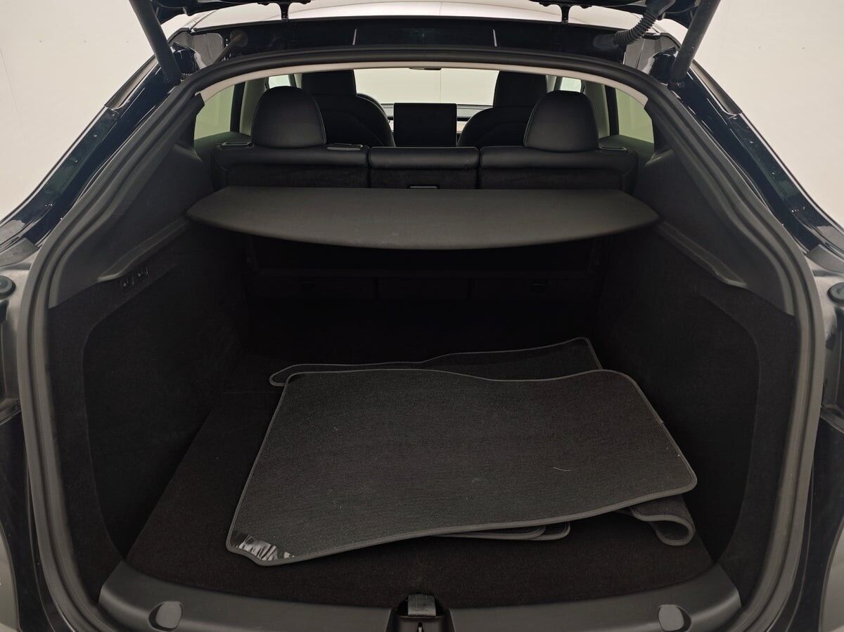 Sort Tesla Model Y fra 2024