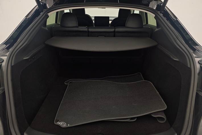 Sort Tesla Model Y fra 2024