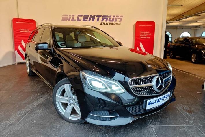 Sort Mercedes E350 fra 2015 set udefra