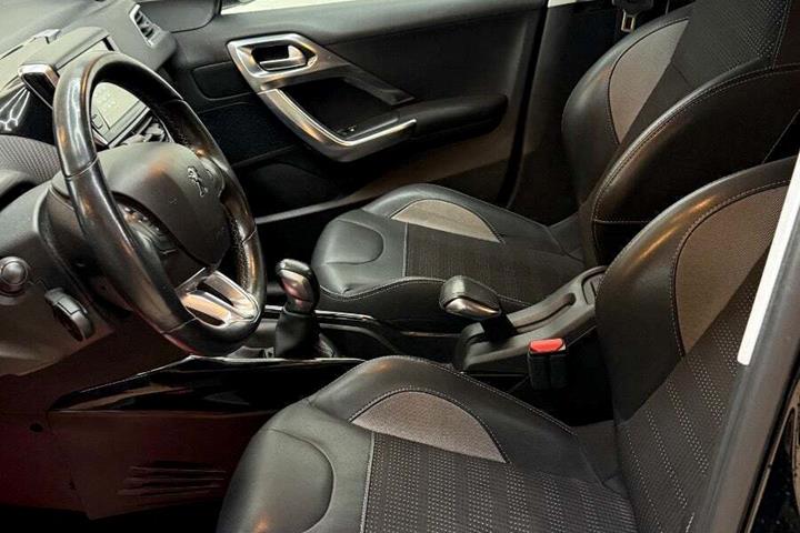 Sort Peugeot 2008 fra 2017
