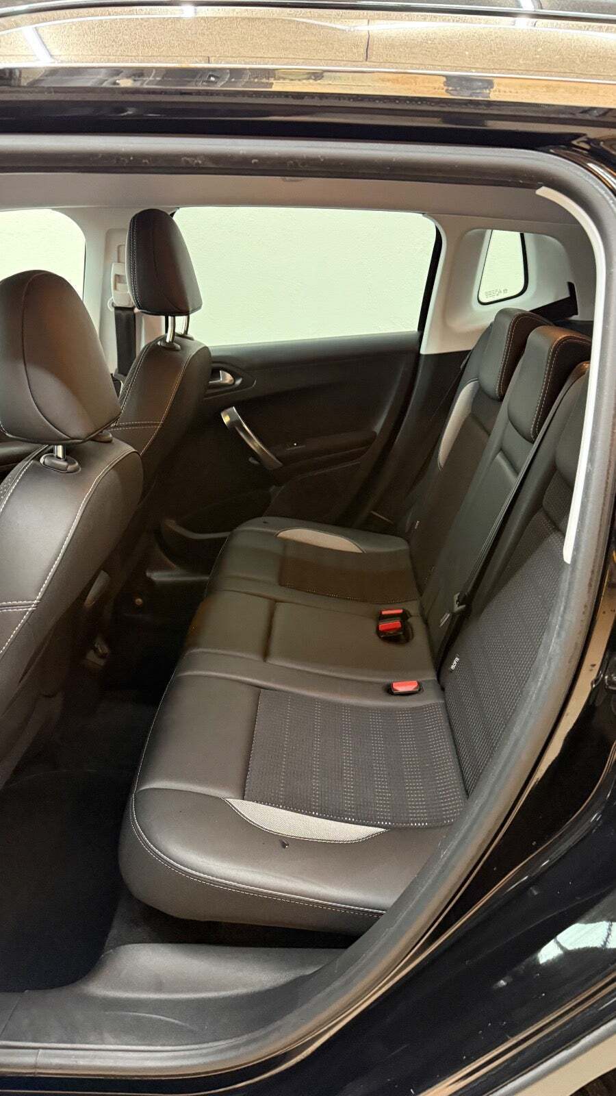 Sort Peugeot 2008 fra 2017