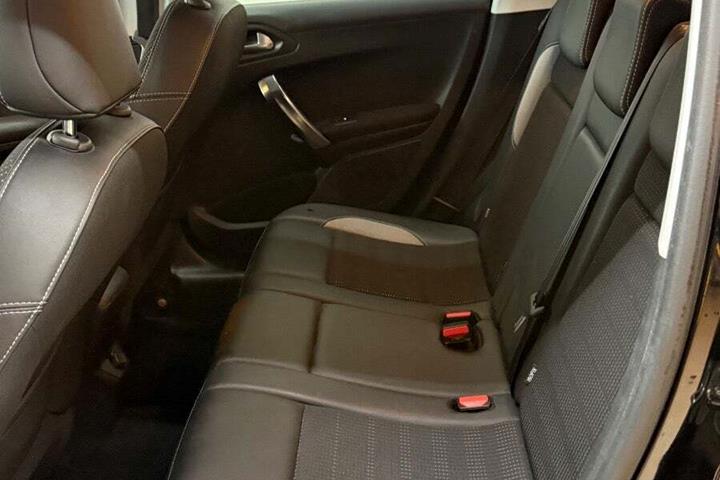 Sort Peugeot 2008 fra 2017