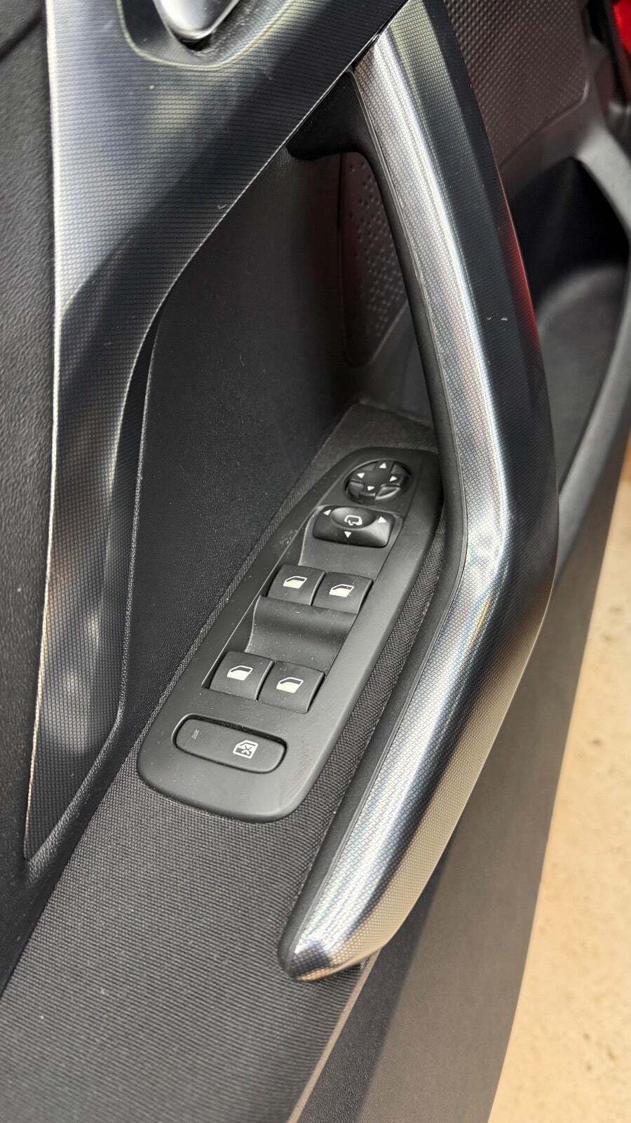 Sort Peugeot 2008 fra 2017