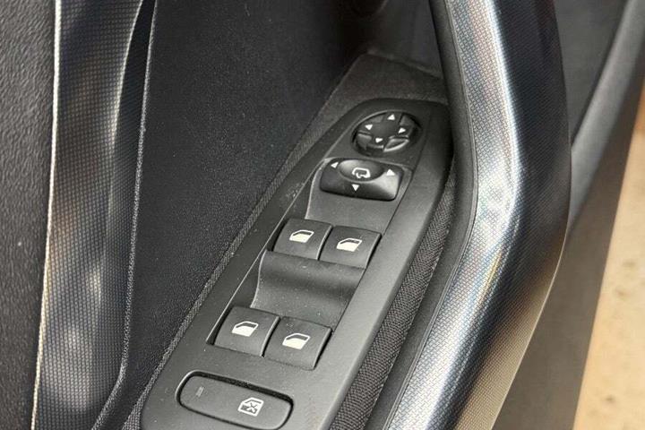 Sort Peugeot 2008 fra 2017