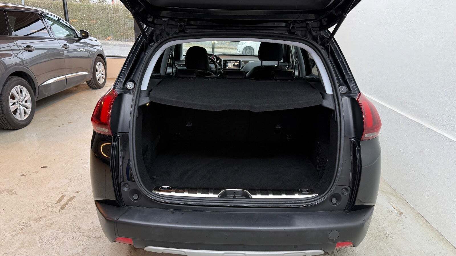 Sort Peugeot 2008 fra 2017