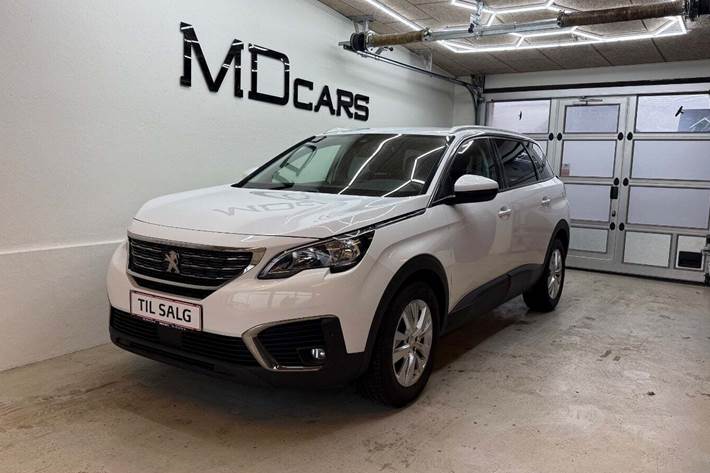Hvid Peugeot 5008 fra 2018 set udefra