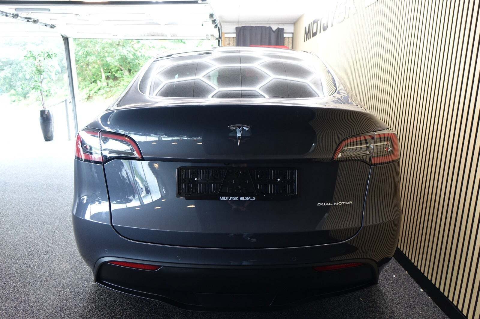 Grå Tesla Model Y fra 2023