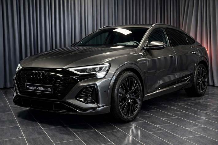 Grå Audi Q8 e-tron fra 2024 set udefra