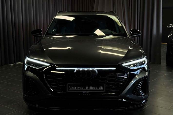 Grå Audi Q8 e-tron fra 2024
