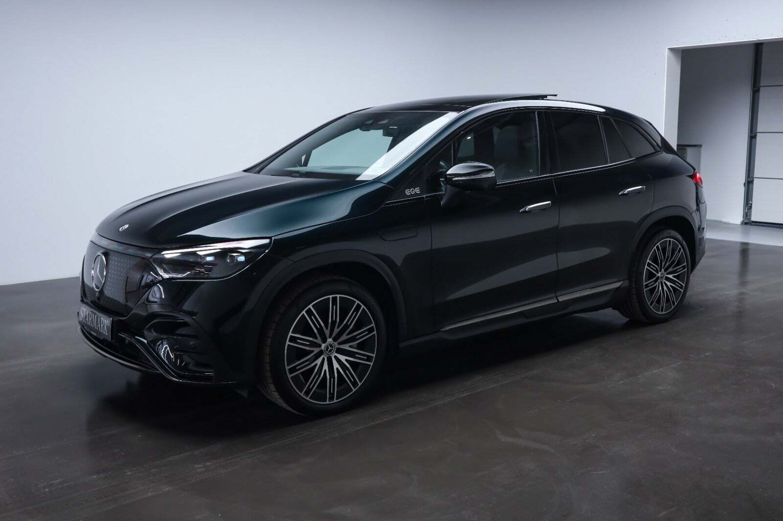 Grøn Mercedes EQE350 SUV fra 2025