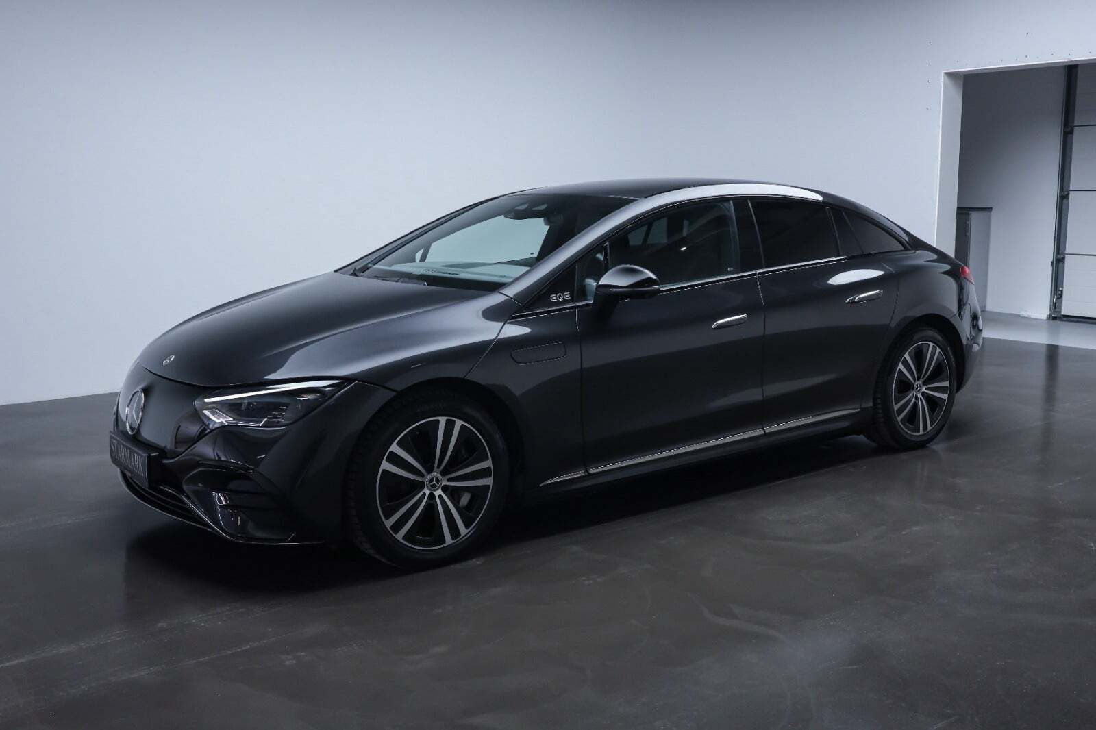 Grå Mercedes EQE350 fra 2023