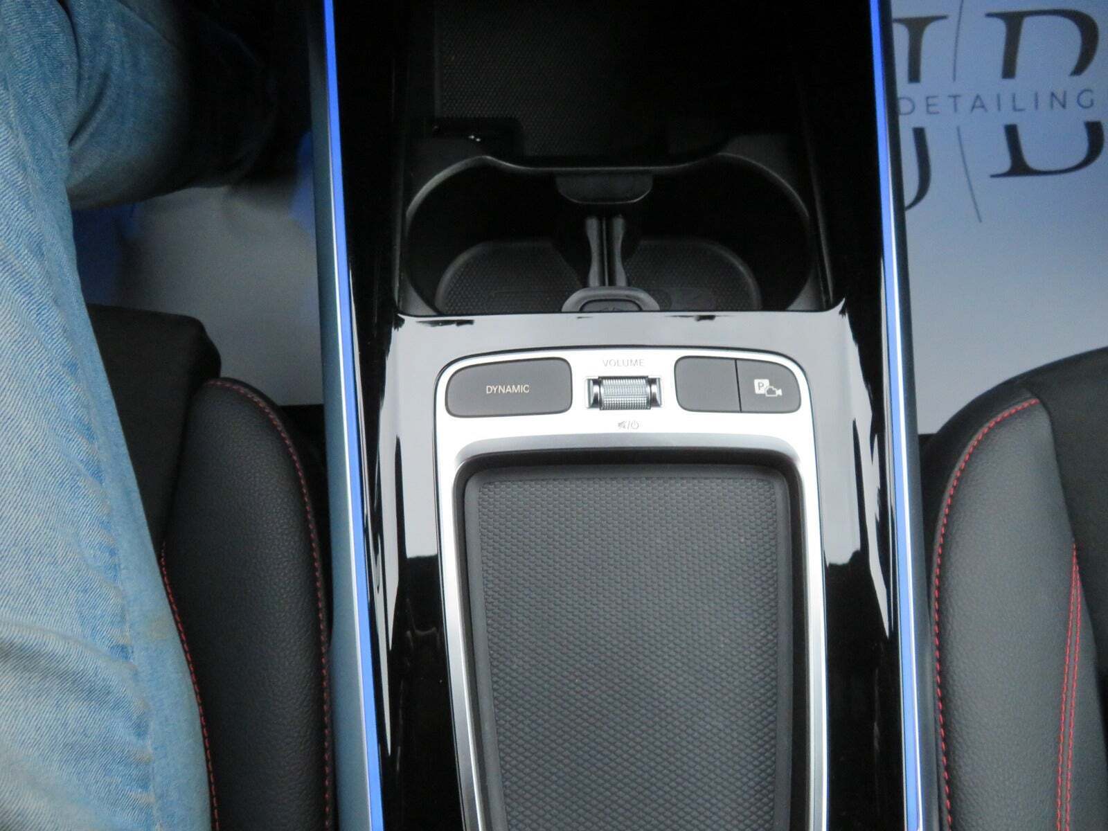 Grå Mercedes EQB250+ fra 2024