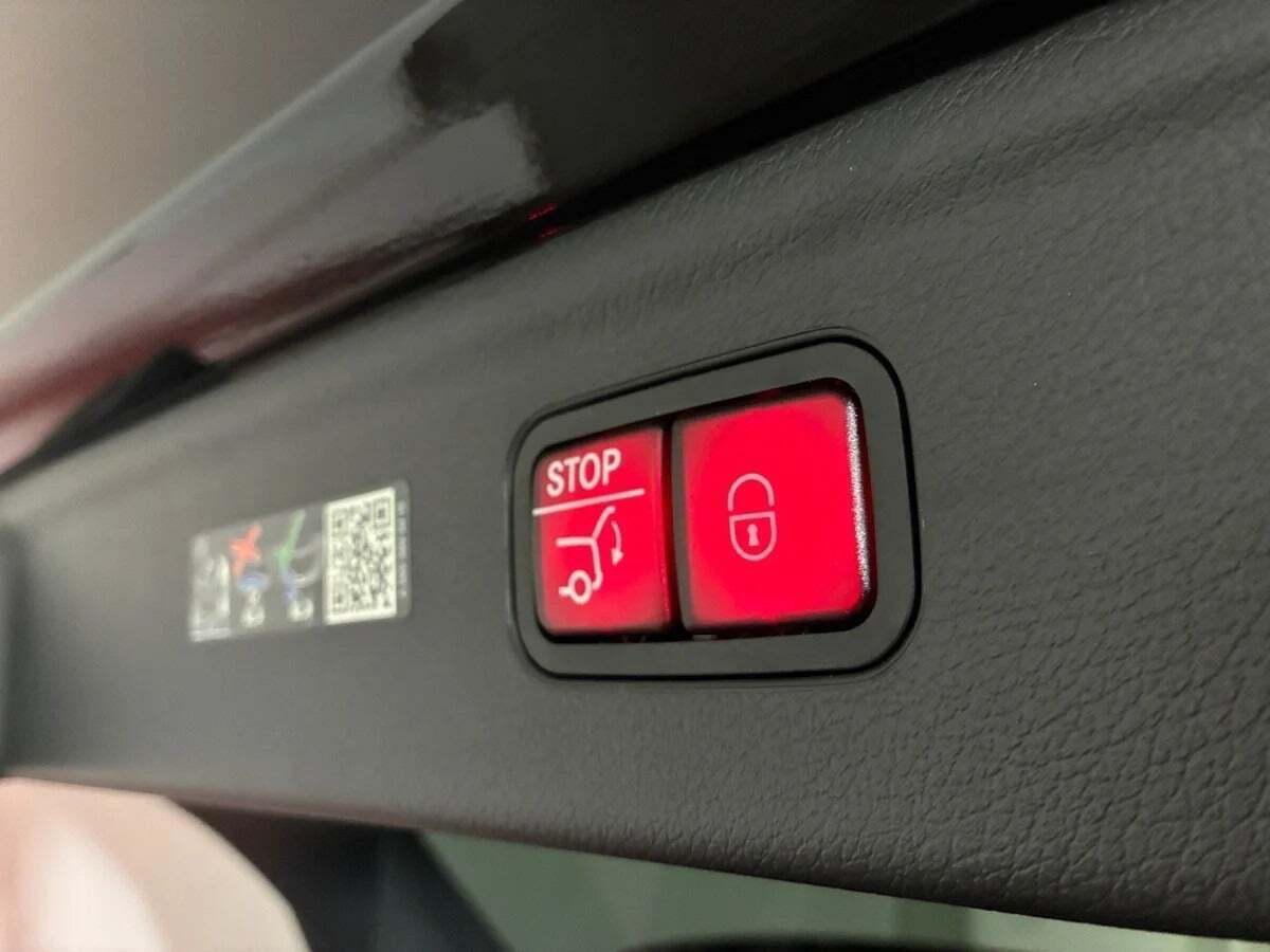 Sort Mercedes EQE350 SUV fra 2025