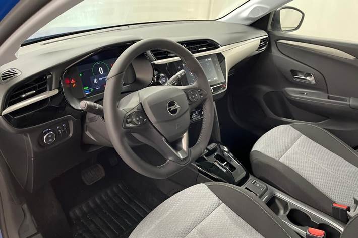 Blå Opel Corsa-e fra 2024