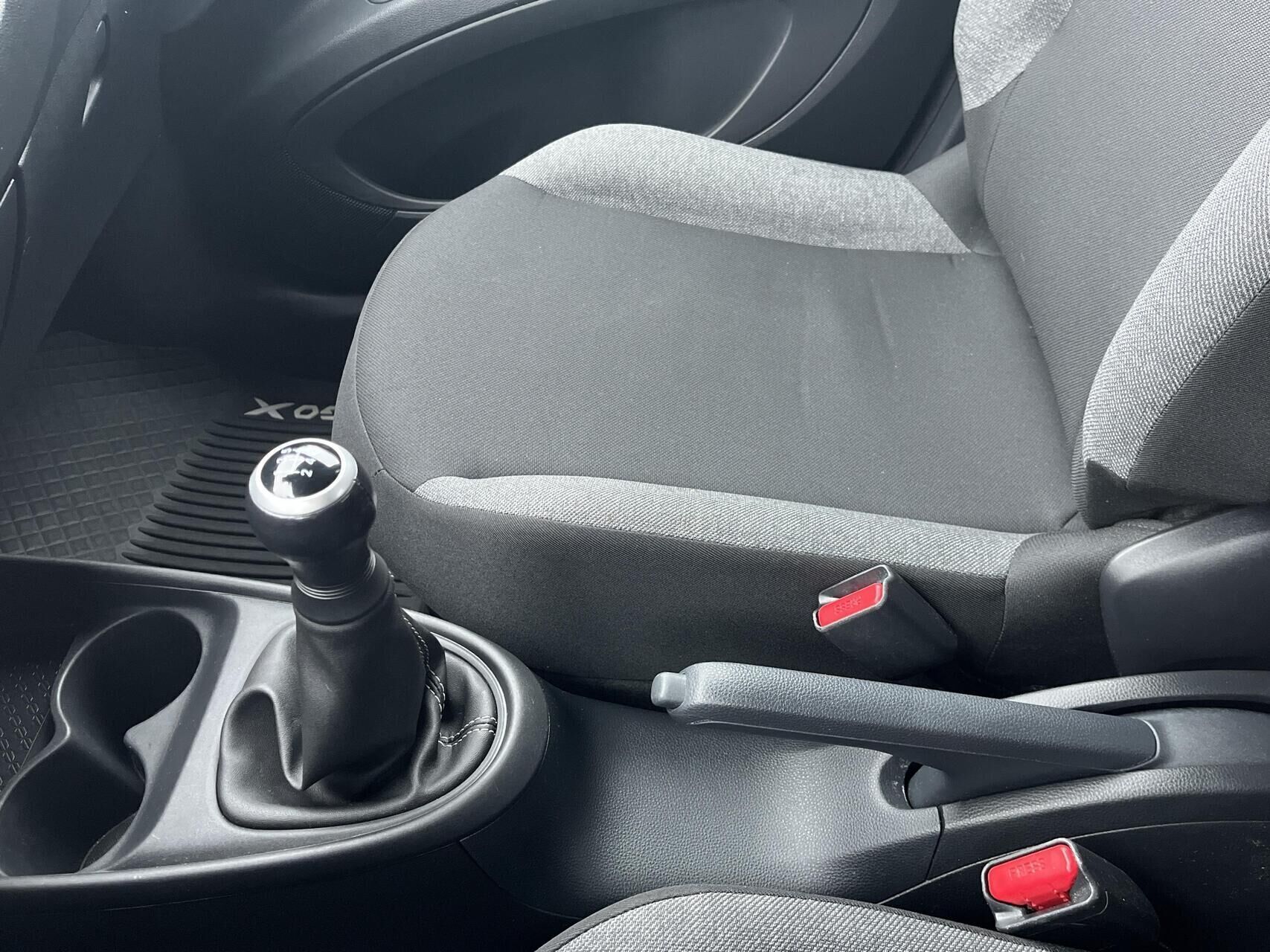 Sølv Toyota Aygo X fra 2023