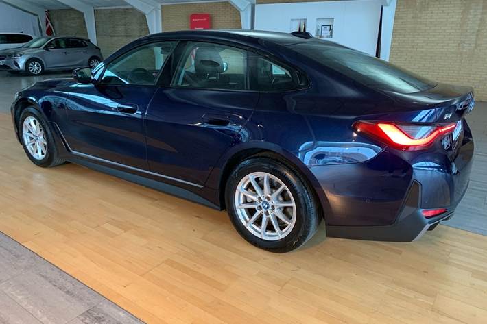 Blå BMW i4 fra 2023