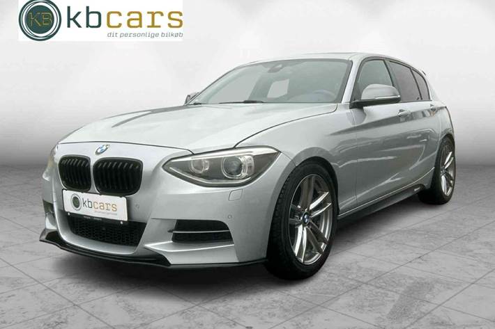 Sølv BMW M135i fra 2013 set udefra