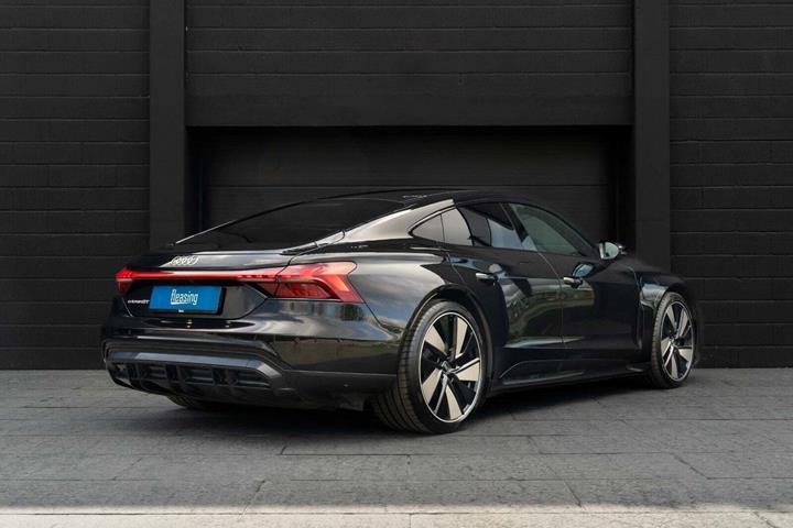 Sort Audi e-tron GT fra 2022