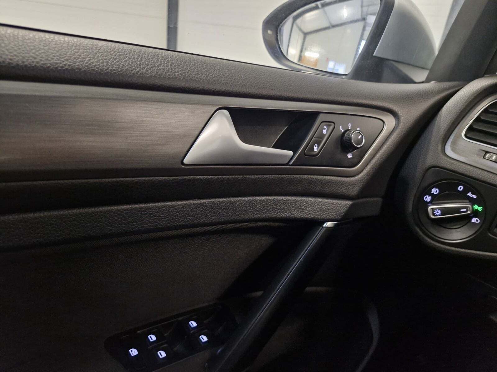 Grå VW Golf VII fra 2014