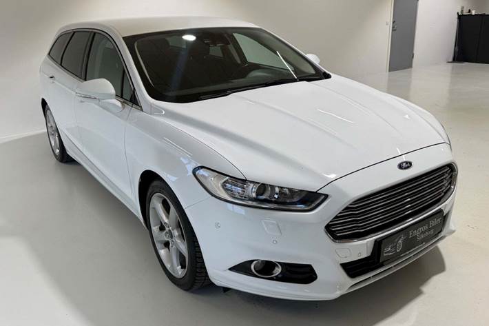 Hvid Ford Mondeo fra 2018 set udefra