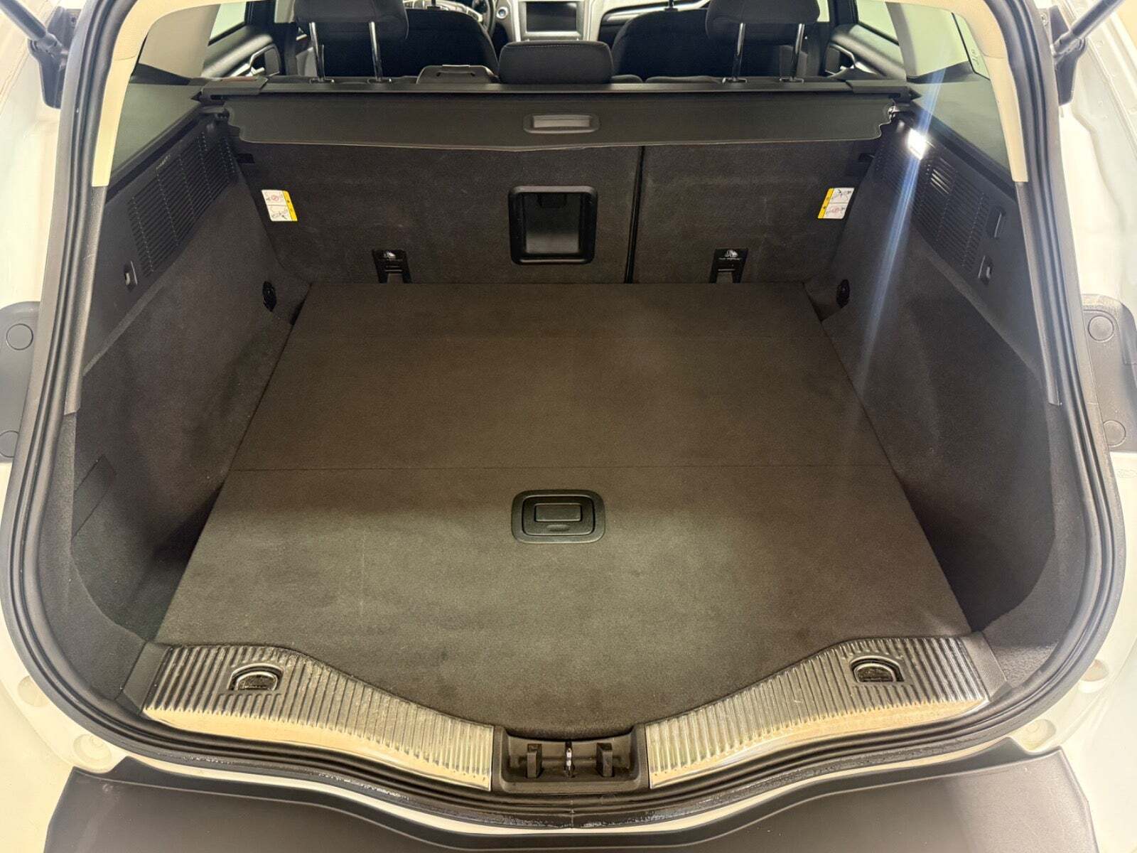 Hvid Ford Mondeo fra 2018