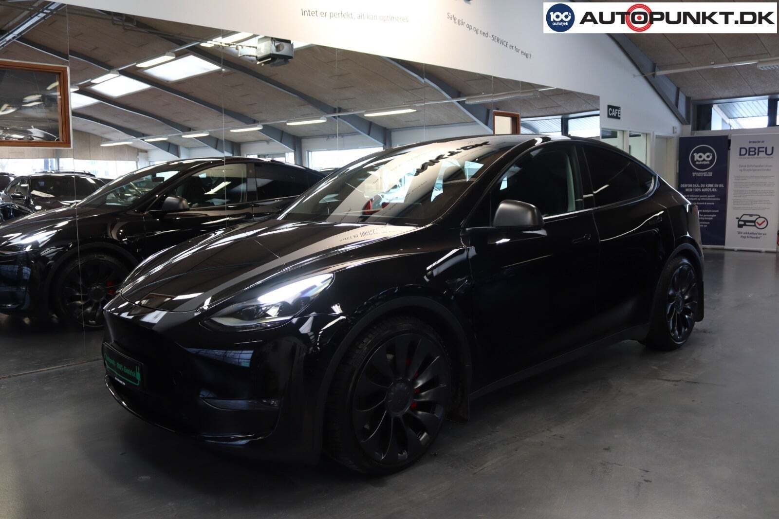 Sort Tesla Model Y fra 2024