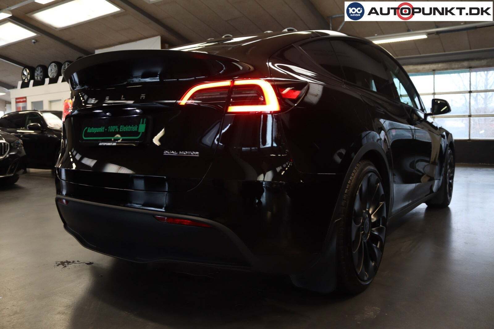 Sort Tesla Model Y fra 2024