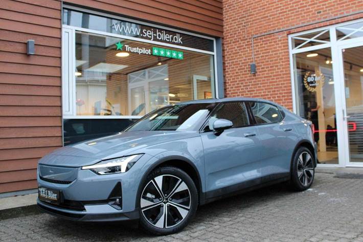 Grå Polestar 2 fra 2024 set udefra