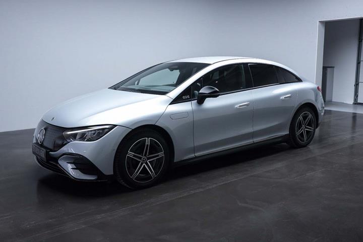 Sølv Mercedes EQE350 fra 2024 set udefra