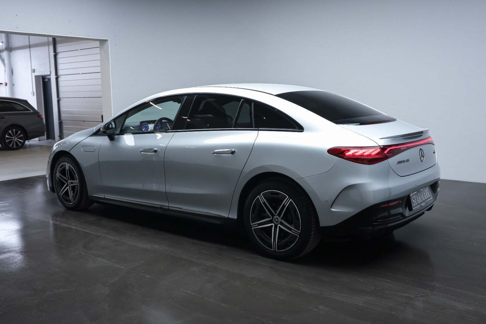 Sølv Mercedes EQE350 fra 2024