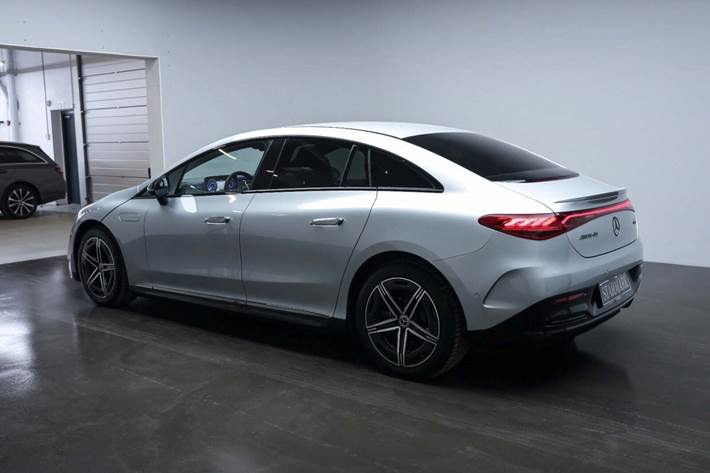 Sølv Mercedes EQE350 fra 2024