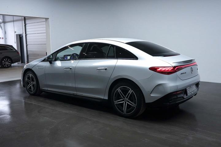 Sølv Mercedes EQE350 fra 2024