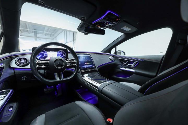 Sølv Mercedes EQE350 fra 2024