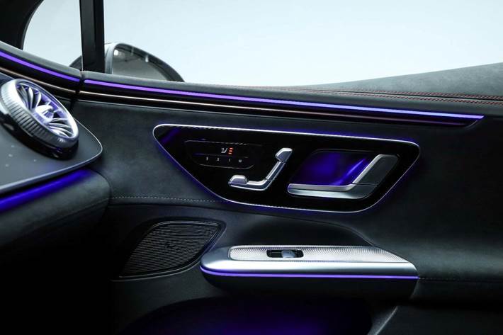 Sølv Mercedes EQE350 fra 2024