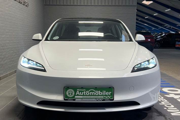 Hvid Tesla Model 3 fra 2024