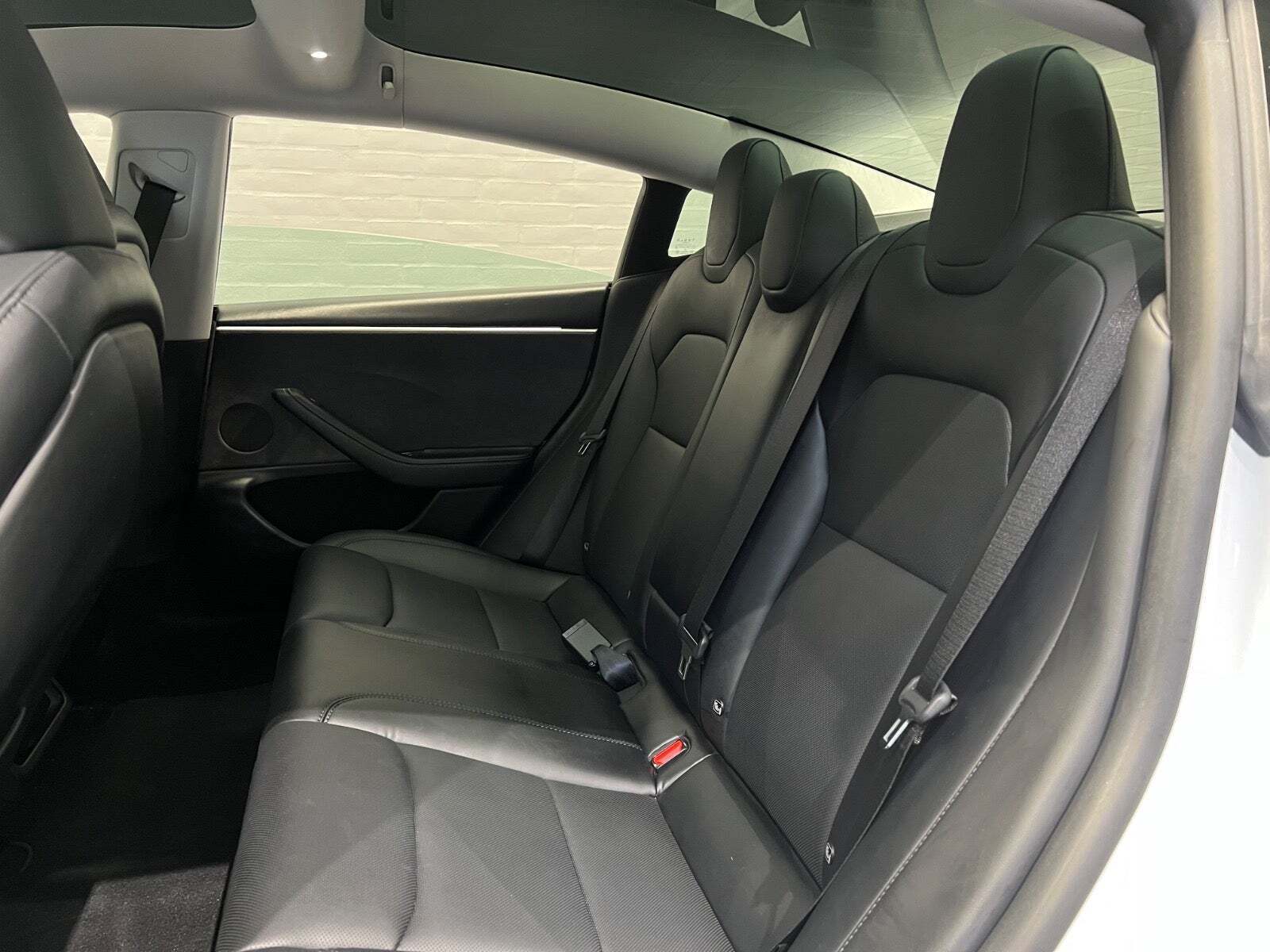 Hvid Tesla Model 3 fra 2024