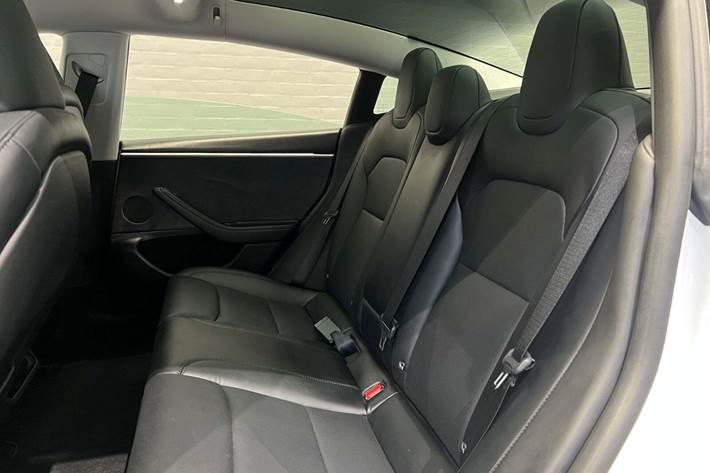 Hvid Tesla Model 3 fra 2024