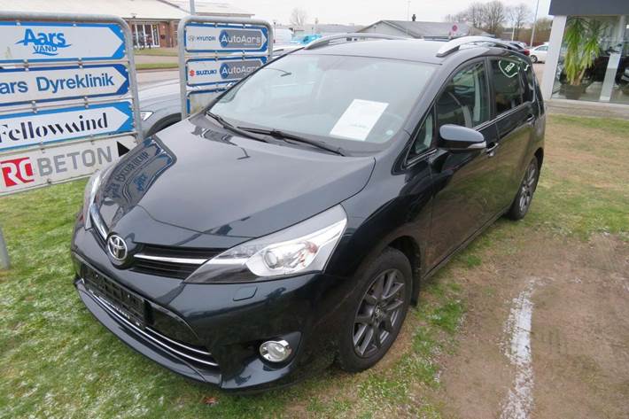 Grå Toyota Verso fra 2015 set udefra