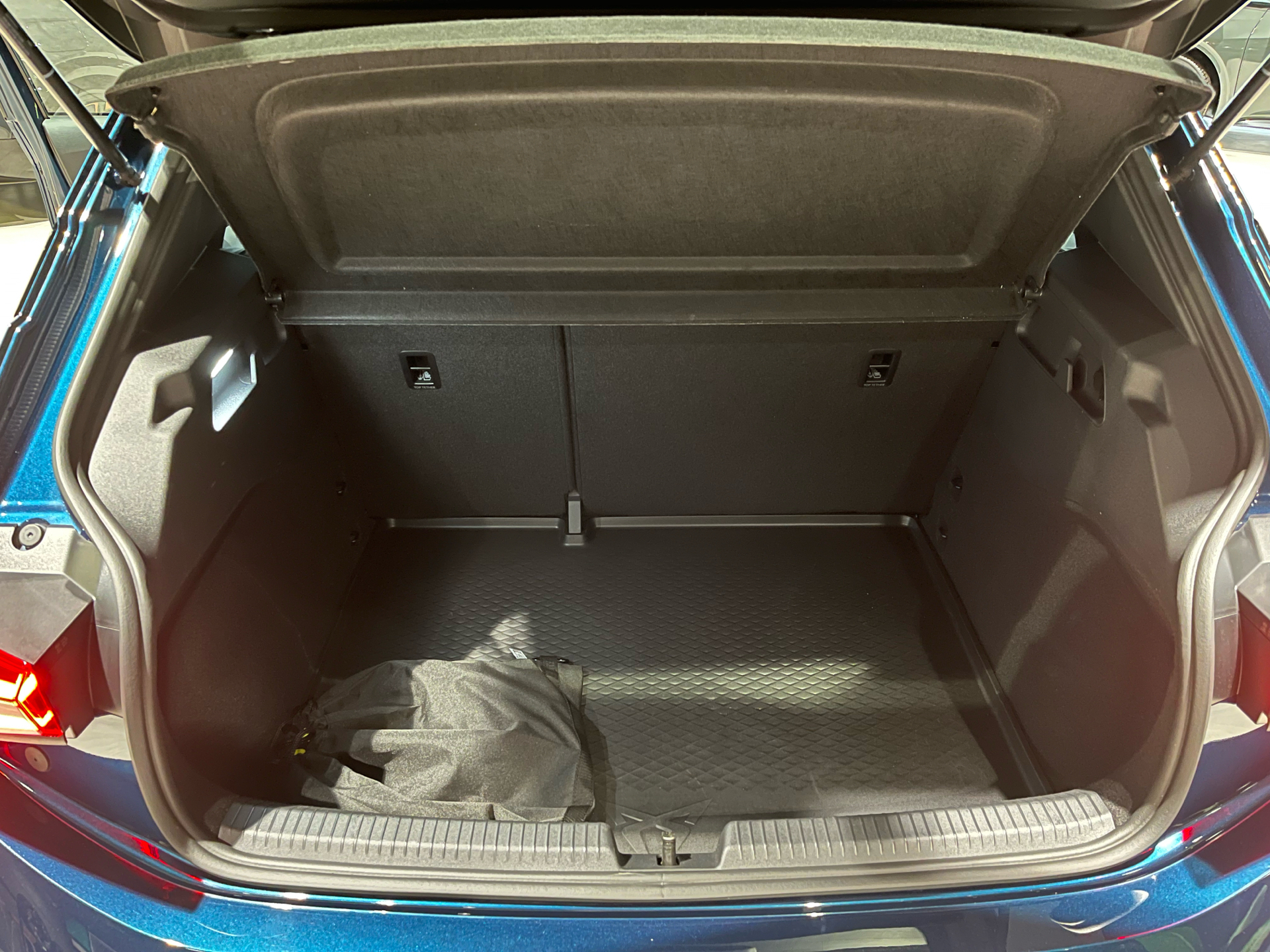 Blå Cupra Born fra 2025