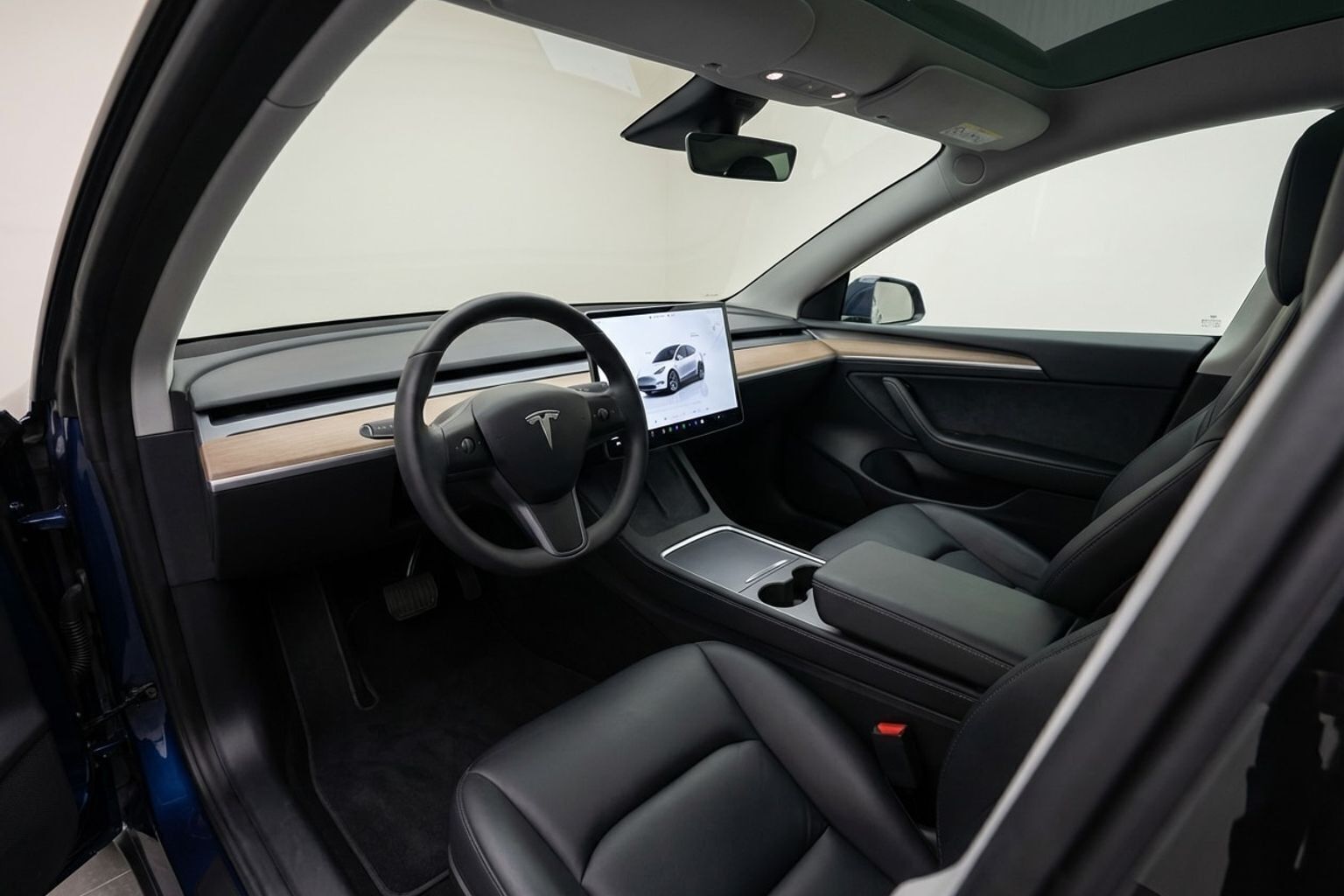 Hvid Tesla Model Y fra 2022